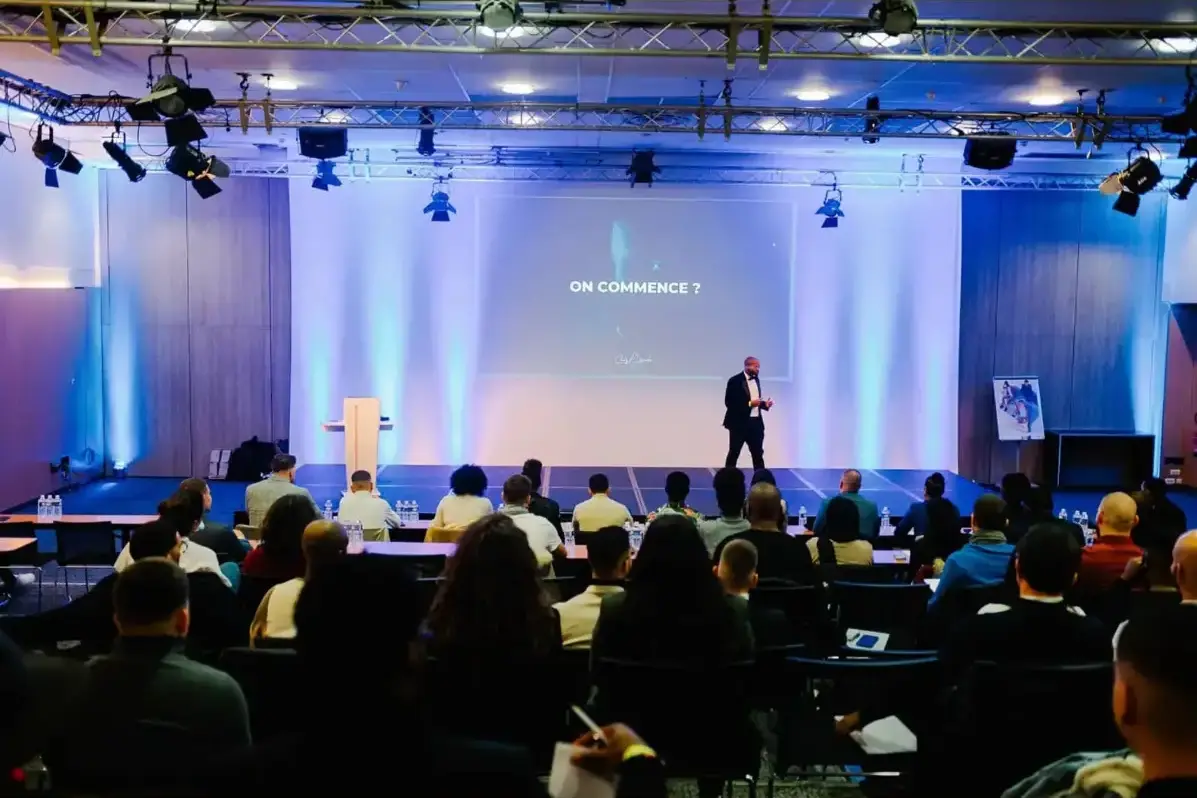 L’Entrepreneur — ouverture de la conférence devant le public